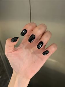 False Nails รูปดาวสีดำ ทรงเรียบง่าย ทำจากลูกแก้วและเลื่อม สำหรับทาเล็บด้วยแสง UV สำหรับฤดูใบไม้ร่วงและฤดูหนาว