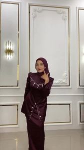 Fayra Oneset Kurung Melayu Baju Lebaran 2025 Model Baru Wanita Gamis Burgundy Mahogany Mewah Elegan