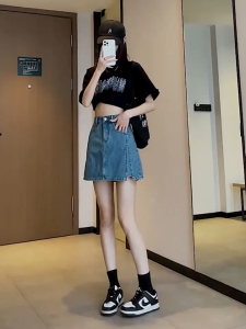 LASA JEAN SHOP กระโปรงยีนส์สั้นเอวสูงสีฟ้าอ่อนสำหรับผู้หญิง ดีไซน์แหวกแฟชั่นช่วยให้ดูผอม ทรงกระโปรงเอ เหมาะสำหรับคนตัวเล็ก S-2XL