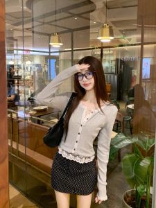 เสื้อคาร์ดิแกนถักแขนยาวทรงสลิมฟิตสีเทาสำหรับผู้หญิงในฤดูใบไม้ผลิ ดีไซน์สไตล์ฝรั่งเศส พร้อมขอบลูกไม้ ความยาวสั้น เสื้อคลุมกันหนาวแบบสวมหัว