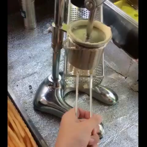 XINHONG Stainless Steel Potatoes Fried Chips Extruder Long French Fries Makers Machine 30cm Fried Potato Strips Squeezer Potato Slicer Fry Cutter