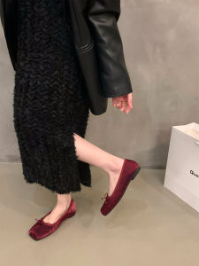 รองเท้าบัลเลต์ส้นแบนสีแดงขนาดเล็กสำหรับผู้หญิง ฤดูใบไม้ผลิและฤดูใบไม้ร่วง รองเท้าแฟชั่นแบบใหม่สไตล์ฝรั่งเศส รองเท้าสวมสบาย