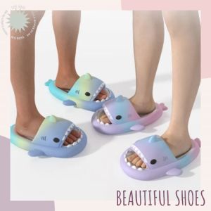 XWshop รองเท้าแตะใส่ในบ้านสุดคิ้วท์ - รองเท้าแตะสลิปเปอร์ฉลามน้อย🌈 - รองเท้าแฟชั่นสวมพื้นนูมพื้นหนาน้ำหนักเบาสวมใส่สบาย