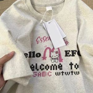 ผ้าฝ้ายหวานน่ารัก KT Cat พิมพ์เสื้อยืดแขนสั้นผู้หญิงหลวม Fit ฤดูร้อนเสื้อผ้าการ์ตูนแอนิเมชั่นการออกแบบ