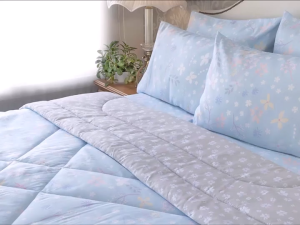 FAIRmaid  ชุดเครื่องนอนยกเซ็ต ลาย Potpourri ที่นอน 6 ฟุต / 5 ฟุต / 3.5 ฟุต (ผ้าปู ผ้านวมเย็บติด ปลอกหมอน ปลอกหมอนข้าง)