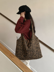 กระเป๋าผ้าใบลายเสือดาว 2025 กระเป๋าสะพายไหล่ผ้าขนสัตว์สองด้านขนาดใหญ่สำหรับผู้หญิง กระเป๋าถือทรงเทรนด์ฤดูใบไม้ร่วง/ฤดูหนาว