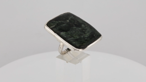 แหวนเงินอาเซนิโทไลท์ขนาดใหญ่ที่มีประกายเงางาม