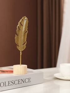 เครื่องประดับเหล็กใบไม้สีทอง ของแต่งบ้าน พร็อพถ่ายรูป ร้านกาแฟ ร้านอาหาร ของตกแต่งโรงแรม งานฝีมือโลหะ การตกแต่งสไตล์นอร์ดิก ฐานไม้