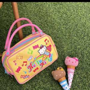 Sanrio Kitty Summer Durable Candy Handbag Womens Dopaamine Ice Cream Pattern Fashionable Small Square Bag for Swimming Fans