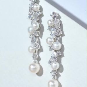 Merii ต่างหูระย้าเงินประดับไข่มุกและ CZ ดีไซน์ Cluster