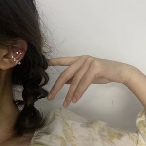 ต่างหูแบบมีหูเซ็กซี่หรูหราสไตล์ฝรั่งเศสพร้อมลูกปัดไข่มุกสำหรับผู้หญิง ไม่ต้องเจาะ ดีไซน์เรียบง่าย เครื่องประดับแฟชั่น