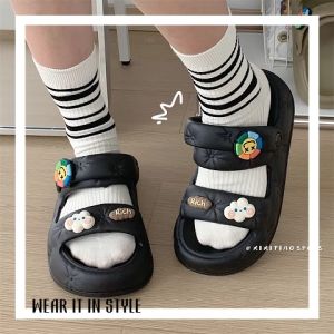 QKKshop รองเท้ารัดส้น รองเท้าแตะ ร้องเท้าแฟชั่นญ งานดีมากทรงสวยดีไซท์ใหม่ ใส่สบายน่ารักพร้อมน้องตัวติดลายการ์ตูนสุดฮิต นุ่มฟูใส่แล้วสบายเท้ามาก วัสดุยางอย่างดี สุดนำแทรนพร้อมตัวการ์ตูนติดลายใหม่ของทางร้าน