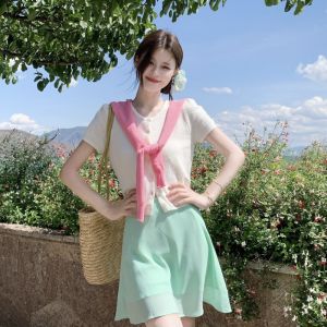 VKSOD | เสื้อยืดแขนสั้นสีขาว ชุดสามชิ้น ผ้าคลุมไหล่สีชมพู กระโปรงสั้น ทรงหวาน สำหรับผู้หญิงในฤดูร้อน คอลเลกชันใหม่ 2025