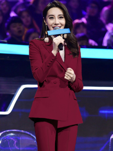 ชุดสูทสีแดง ชุดสูทผู้หญิง ชุดทำงาน เสื้อเชิ้ตคอโปโล ทรงเข้ารูป แขนยาว ปกติ กระดุม 2 แถว สีสันสดใส ชุดทำงาน