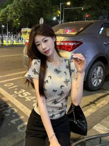 เสื้อยืดคอกลมแขนสั้นพิมพ์ลายผีเสื้อสำหรับผู้หญิงในช่วงฤดูร้อนปี 2025 เสื้อคลุมท่อตรงทรงเข้ารูป เสื้อผ้าทำงานผู้หญิง