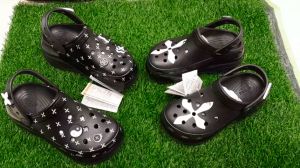 CrocsFanClub - PB298 - Sục Crocs Mega Crush bóng in hình siêu hot đế cao 8cm đi rất đầm chân gắn sẵn charm như hình
