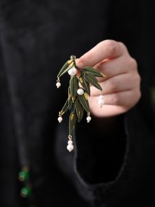 Elegant Womens Brooch Pin Sweater Decorative Bamboo Leaf Design Gold Accented Chinese New Style Fashion Accessory