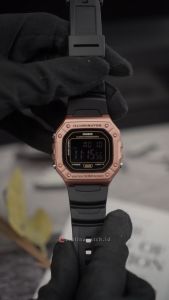 Jam Tangan Pria Casio Sporty W-218HM-5B Rosegold Dial Black Rubber Band\\n\\n Apa Itu Jam Tangan Pria Casio Sporty?\\n\\nJam tangan pria Casio Sporty adalah jam tangan yang dirancang khusus untuk pria yang aktif dan gemar melakukan aktivitas olahraga. Jam tangan Casio Sporty memiliki desain yang sporty dan elegan, serta dilengkapi dengan fitur-fitur yang dapat mendukung kebutuhan Anda dalam berolahraga.\\n\\n Mengapa Memilih Jam Tangan Pria Casio Sporty?\\n\\nAda beberapa alasan mengapa Anda harus memilih jam tangan pria Casio Sporty, antara lain:\\n\\n- Desain sporty dan elegan\\n- Dapat digunakan untuk berbagai jenis olahraga\\n- Dilengkapi dengan fitur-fitur yang dapat mendukung kebutuhan Anda dalam berolahraga\\n- Tahan terhadap air dan benturan\\n\\n Spesifikasi Jam Tangan Pria Casio Sporty W-218HM-5B\\n\\nJam tangan pria Casio Sporty W-218HM-5B memiliki spesifikasi sebagai berikut:\\n\\n- Dial warna rose gold\\n- Bahan strap: rubber band hitam\\n- Diameter: 43mm\\n- Ketebalan: 12mm\\n- Berat: 68g\\n- Water resistance: 10 bar\\n\\n Bagaimana Memilih Jam Tangan untuk Aktivitas Olahraga?\\n\\nBerikut adalah beberapa tips dalam memilih jam tangan untuk aktivitas olahraga:\\n\\n- Pilih jam tangan yang tahan terhadap air dan benturan\\n- Pilih jam tangan yang mudah dibaca saat bergerak\\n- Pilih jam tangan yang dilengkapi dengan fitur-fitur yang dapat mendukung kebutuhan Anda dalam berolahraga\\n\\n Rekomendasi Jam Tangan Rubber Band\\n\\nBerikut adalah beberapa rekomendasi jam tangan rubber band yang cocok untuk aktivitas olahraga:\\n\\n- Casio Sporty W-218HM-5B\\n- Fossil Gen 5 Smartwatch\\n- Garmin Forerunner 945\\n\\n Rekomendasi Jam Tangan Rosegold Dial\\n\\nBerikut adalah beberapa rekomendasi jam tangan rosegold dial yang cocok untuk aktivitas olahraga:\\n\\n- Casio Sporty W-218HM-5B\\n- Rolex Oyster Perpetual Datejust\\n- Omega Seamaster Diver 300M\\n\\n Cara Merawat Jam Tangan Casio Sporty\\n\\nBerikut adalah beberapa tips dalam merawat jam tangan Casio Sporty:\\n\\n- Jangan memakai jam tangan saat mandi atau berenang\\n- Jangan memakai jam tangan saat melakukan pekerjaan yang berisiko menggores atau merusak jam tangan\\n- Bersihkan jam tangan secara teratur dengan kain lembut\\n\\n Tips Merawat Jam Tangan Rubber Band\\n\\nBerikut adalah beberapa tips dalam merawat jam tangan rubber band:\\n\\n- Jangan memakai jam tangan saat mandi atau berenang\\n- Jangan memakai jam tangan saat melakukan pekerjaan yang berisiko menggores atau merusak jam tangan\\n- Bersihkan jam tangan secara teratur dengan kain lembut\\n\\n Tips Merawat Jam Tangan Rosegold Dial\\n\\nBerikut adalah beberapa tips dalam merawat jam tangan rosegold dial:\\n\\n- Jangan memakai jam tangan saat mandi atau berenang\\n- Jangan memakai jam tangan saat melakukan pekerjaan yang berisiko menggores atau merusak jam tangan\\n- Bersihkan jam tangan secara teratur dengan kain lembut\\n\\n Kelebihan dan Kekurangan Jam Tangan Pria Casio Sporty W-218HM-5B\\n\\nBerikut adalah beberapa kelebihan dan kekurangan jam tangan pria Casio Sporty W-218HM-5B:\\n\\n Kelebihan Jam Tangan Pria Casio Sporty W-218HM-5B\\n\\n- Desain sporty dan elegan\\n- Dilengkapi dengan fitur-fitur yang dapat mendukung kebutuhan Anda dalam berolahraga\\n- Tahan terhadap air dan benturan\\n\\n Kekurangan Jam Tangan Pria Casio Sporty W-218HM-5B\\n\\n- Harga relatif lebih mahal dibandingkan dengan jam tangan Casio lainnya\\n- Tidak dilengkapi dengan fitur smartwatch\n}