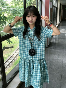 SUSIEYUAN | ชุดเดรสลายสก็อตสีเขียวสไตล์ฝรั่งเศสสำหรับผู้หญิง ชุดสองชิ้น ทรงเอ กระโปรงสั้น แขนสั้น คอปกตั้ง ทรงเข้ารูป