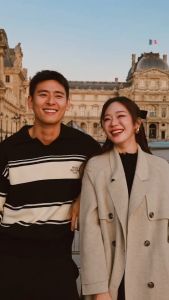 HUG SWEATER สเวตเตอร์ผู้ชาย คอวี แต่งลายทาง ผ้าไหมพรมทอนุ่มค่ะ