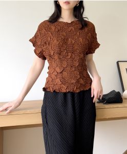 Miyake เสื้อจีบแขนสั้นปักลายเสื้อยืดคอกลมผู้หญิงผ้าไหมน้ำแข็งลำลองเข้ากับทุกชุด #1763