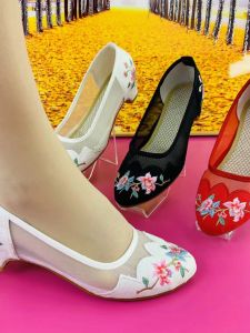 ปัก ตาข่าย รองเท้าแบบสวมสําหรับผู้หญิง ฤดูร้อน 2024 ใหม่สแควร์เต้นรําส้นหนา ชนเผ่า สไตล์ดอกไม้ ดีไซน์ ลำลอง รองเท้าแตะสุภาพสตรี