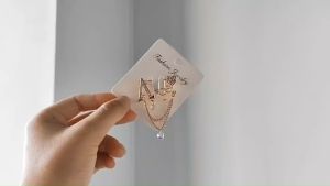 【Pharaoh🎀COD】Berlian imitasi Rumbai Huruf Bros Bros Mahkota Mutiara Pin Pin Aksesori Pakaian yang indah