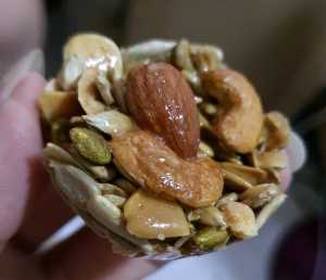 florenta kacang健康坚果饼干，14pcs坚果饼干，florentine biscuit Germany Florentine biscuit with 5 type nut 葵花瓜子杏仁粒南瓜子腰豆杏仁片饼干 一款饼干包含5种坚果， 南瓜子labu seed， 葵花瓜子guazi， 杏仁片almond slide， 腰豆 Cashew nuts 杏仁粒 whole almond Florentine:Germany Florentine 每天都有制作的饼干，招收代理，绝对新鲜