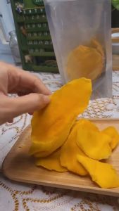 Xoài sấy dẻo Lets Nuts hộp 250g công nghệ sấy hiện đại giữ nguyên miếng xoài thơm ngọt dẻo dai dùng làm đồ ăn vặt hoặc biếu tặng