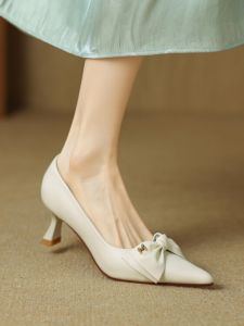 รองเท้าส้นเตี้ยหัวแหลมผูกโบว์สีแดง หนังแท้ หนังแกะนุ่ม ทรงหัวแหลม ทรงหัวมน รองเท้าส้นเตี้ยแบบสวมสบายสำหรับผู้หญิง