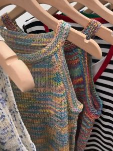 เสื้อครอปไหมพรมแขนสั้น ภาพเคลื่อนไหว สีพื้น ผอมเพรียว