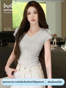 MiiOW | เสื้อยืดแขนสั้นผู้หญิง MiiOW Cat ฤดูร้อน 2025 ทรงเข้ารูป คอวี ดีไซน์ลำลอง สไตล์สตรีท เสื้อผ้าทำงานลำลอง