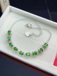 Fashionable Korean Style Simulated Emerald Color Gem Bracelet for Women Elegant Versatile High End Feeling New Trendy Accessory