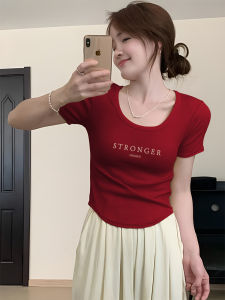 เสื้อยืดคอวีทรงสลิมฟิตสำหรับผู้หญิงในช่วงฤดูร้อนปี 2025 ดีไซน์ใหม่ เสื้อสีแดง เสื้อแขนสั้นผ้าฝ้ายผสม