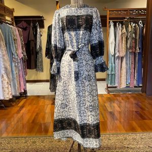 Dress Pelangi Asmara "Poelang Kampoeng" by Dian Pelangi X Barli Asmara LIMITED EDITION Busana Muslim Maxi Gamis Abaya Kaftan Gaun Maxmara Pesta Kondangan Pernikahan Wanita Hijaber Cantik Anggun Modis Modern Elegan Mewah Model Korea Terbaru Motif Kekinian