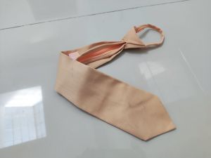 Cà vạt màu be không cần thắt nút chất liệu mịn thiết kế đơn giản phù hợp cho trang phục công sở.