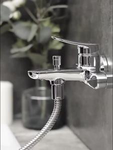 TOTO | Pressure Boosting Universal Handheld Showerhead