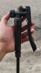 Tay bóp nhựa dùng cho Bình phun xịt thuốc. Nhựa tốt bền bỉ. Đầu vào 16mm. Đầu ra 13.8mm.