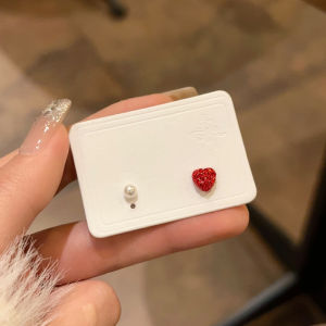 ต่างหูรูปหัวใจสีแดงไม่สมมาตร Dora 2024 ใหม่สำหรับผู้หญิง เครื่องประดับหูระดับไฮเอนด์ที่สวยงามและหรูหรา