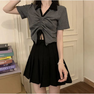 เสื้อทีเชิ้ตแขนสั้นคอแบะแบบสั้นสีตัดกันสีเทาสาวแซ่บเสื้อเข้ารูปคอวีมีเชือกรูดจับจีบปล่อยชายไม่เท่ากันแฟชั่นฤดูร้อนสำหรับผู้หญิง