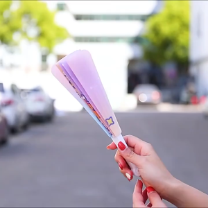 Quạt cầm tay gấp gọn nan nhựa hoạt hình cute dễ dương