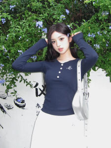 เสื้อยืดแขนยาวคอวีผู้หญิงฤดูใบไม้ร่วง/ฤดูหนาว ทรงสลิมฟิต ปักลายดีไซน์เรียบง่าย เสื้อเชิ้ตคอวี