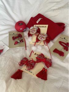 กิ๊บติดผมลายลิงต่างจีนสีแดง ปักลายดอกกุหลาบ รูปผีเสื้อ รูปตัวอักษรฮันฟู่ สำหรับเด็กและเยาวชน สไตล์การแต่งผม