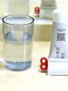 Cute Rolling Squeezer Toothpaste Dispenser Tube Partner Sucker Hanging Holder 牙膏挤压器 Facial Wash Clip