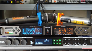 Micro không dây UGX60 PLUS Bắt Sóng UHF Xa Lên Tới 300m 4 Anten Pin khủng Lọc ÂmChống Hú Rít Giọng Hát Trong Trẻo.