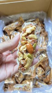 Bánh thuyền granola siêu hạt Lets Nuts túi 500g cung cấp năng lượng dinh dưỡng cho cơ thể đồ ăn vặt giảm cân
