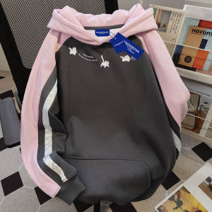 เสื้อสเวตเตอร์มีฮู้ดพิมพ์ลายแมวสไตล์อเมริกันสำหรับผู้หญิง ฤดูใบไม้ร่วง/ฤดูหนาว เสื้อผ้าคู่แบบหลวมๆ ที่สวมใส่ได้หลากหลาย