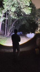 Lampu Suluh Pegang Tangan Berkuasa Tinggi Obor LED Boleh Dicas Semula dengan Jangkauan Jarak Jauh Badan Jalur Pendarfluor Berwarna-warni Boleh Zum Mekanikal Sesuai untuk Memburu Mencari Memancing Meneroka.flashlight