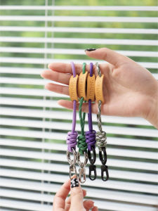 สร้อยกุญแจรถยนต์แบบพรีเมี่ยมพกพาสะดวกพร้อมเชือกผูกหัวเข็มขัดแบบหมุนได้ สายคล้องคอแบบหนัง ด้ามจับแบบทันสมัย