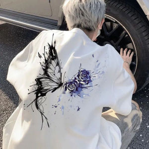 เสื้อยืดแขนสั้นผู้ชายพิมพ์ลายผีเสื้อและดอกกุหลาบขนาดใหญ่ ทรงหลวม สวมใส่สบาย ผลิตจากผ้าฝ้ายแท้ เสื้อคอกลม